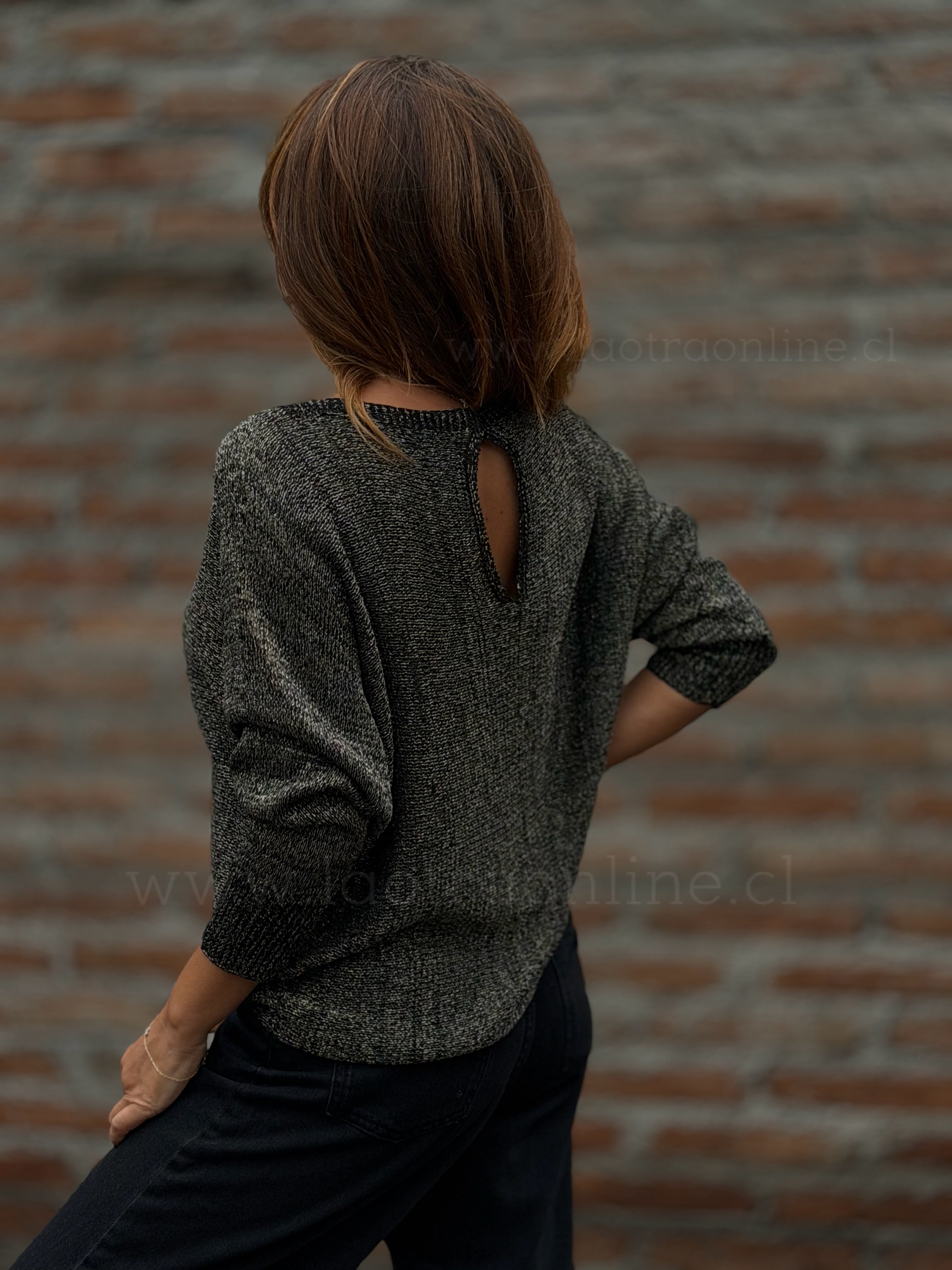 Sweater hilo dorado negro