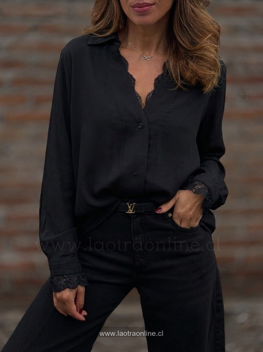 Blusa cuello encaje negro
