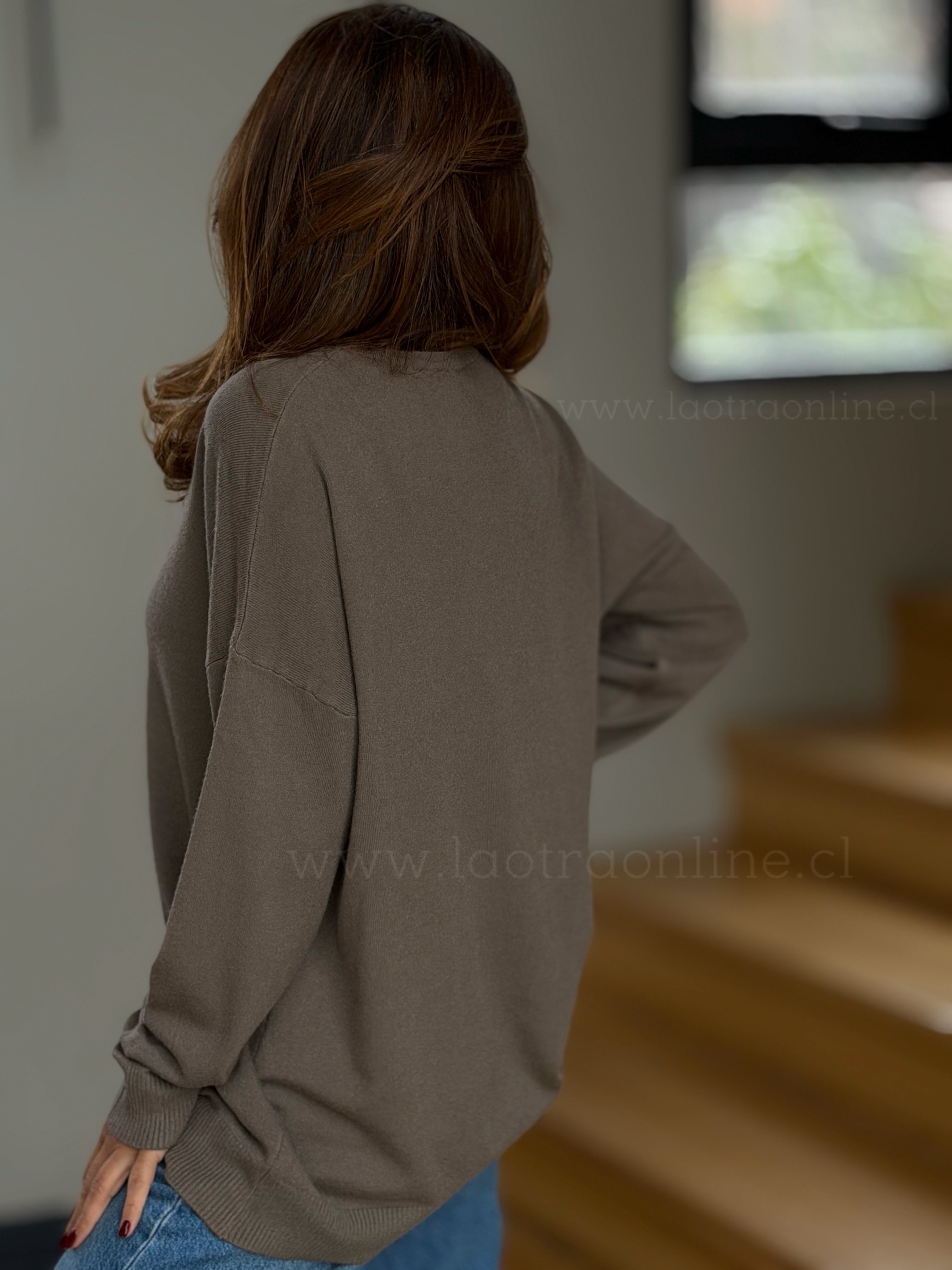 Sweater básico cuello V Moka