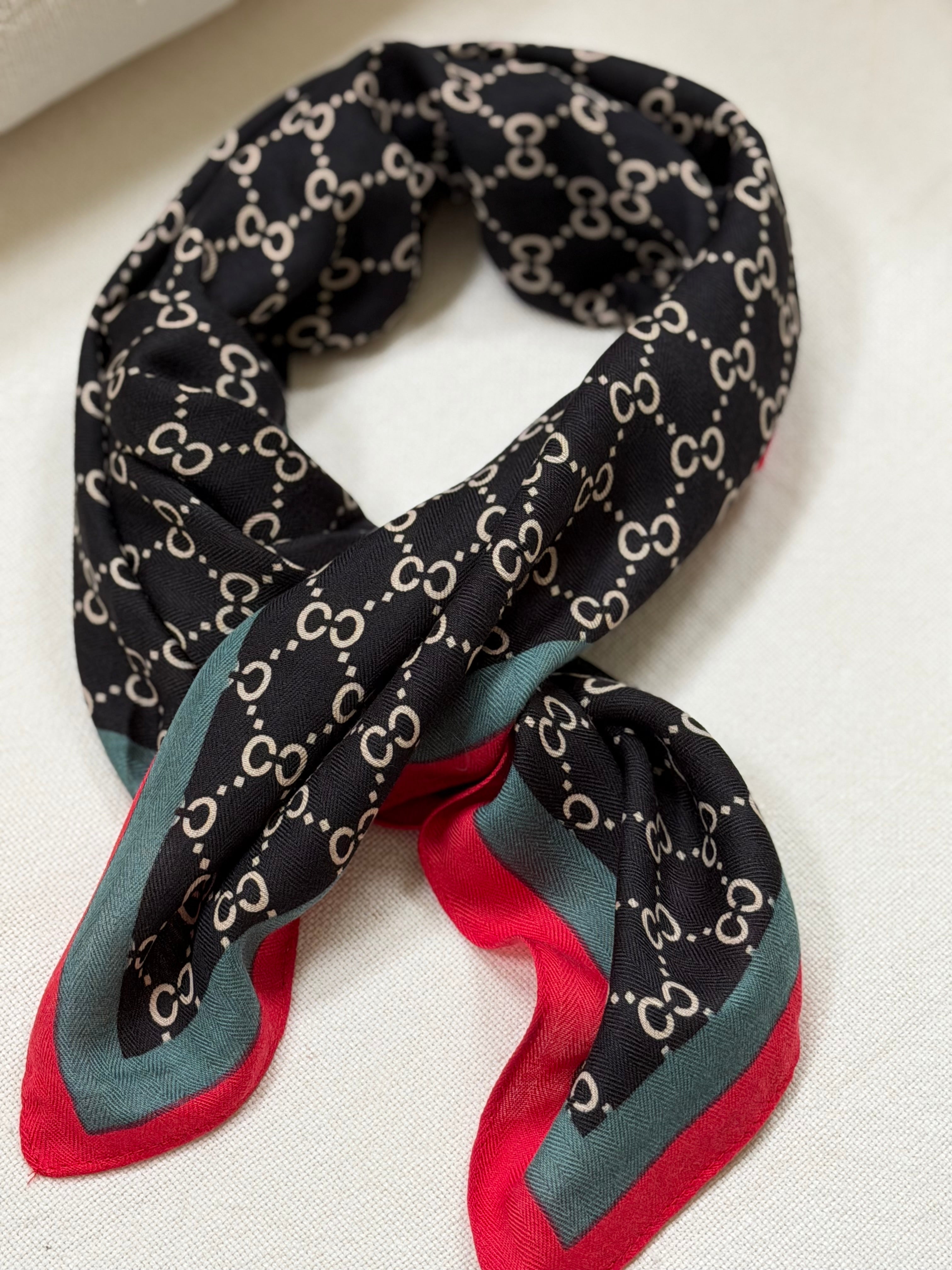 Pañuelo negro-rojo