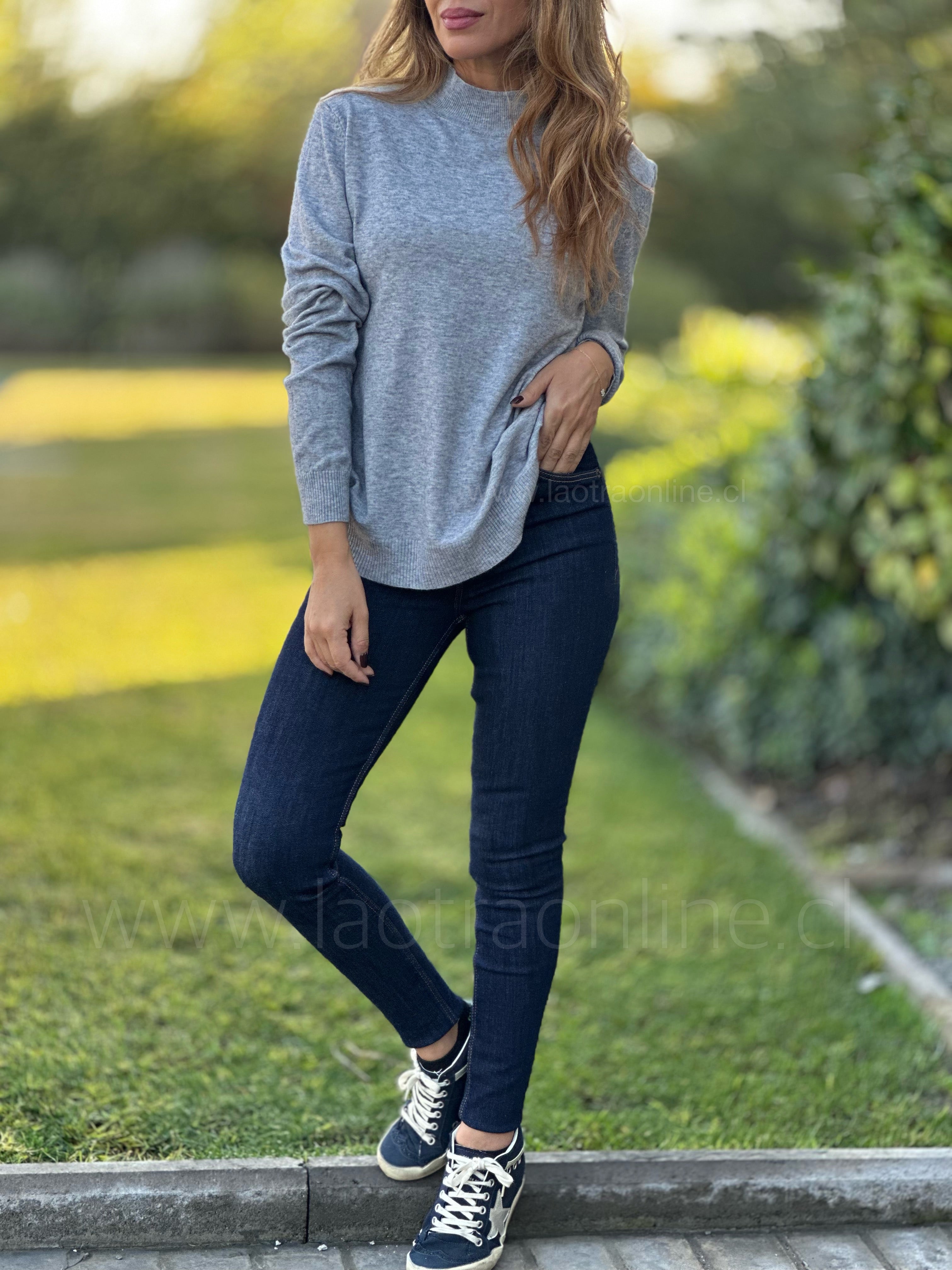 Sweater básico cuello medio gris