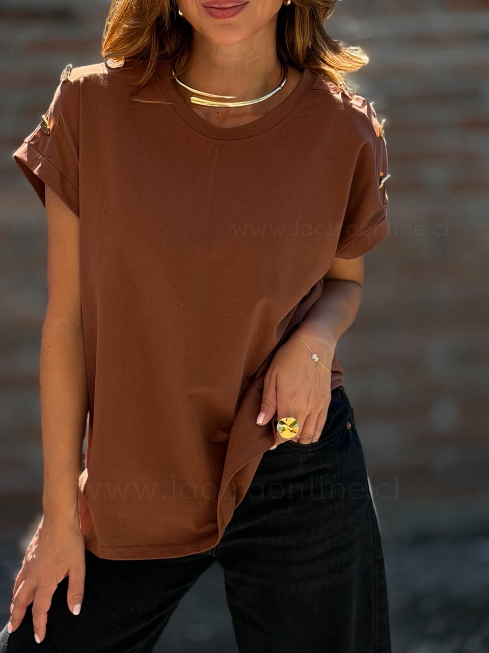 Polera botón hombro marrón