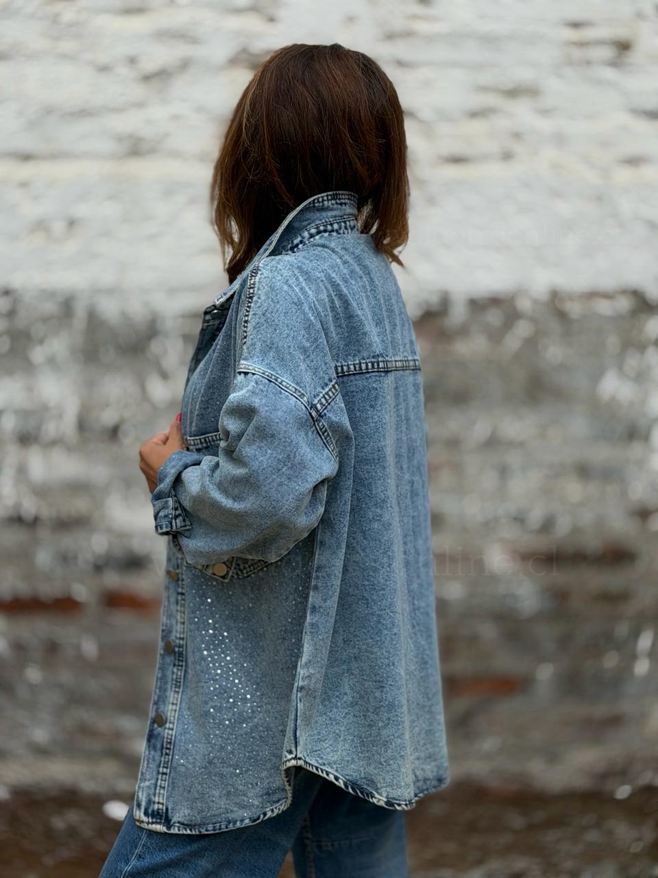 Chaqueta/sobre camisa jeans tachas celeste
