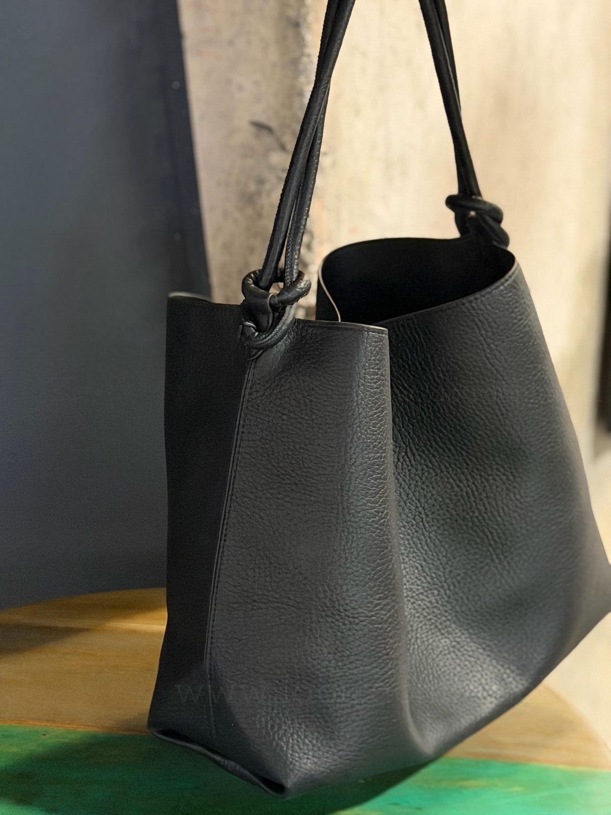 Tote Europeo negro