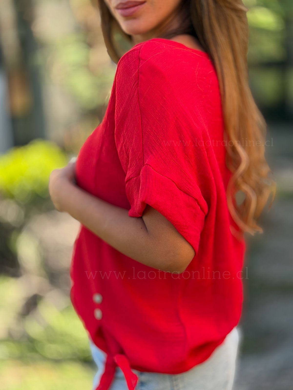 Polera Nudo botones rojo