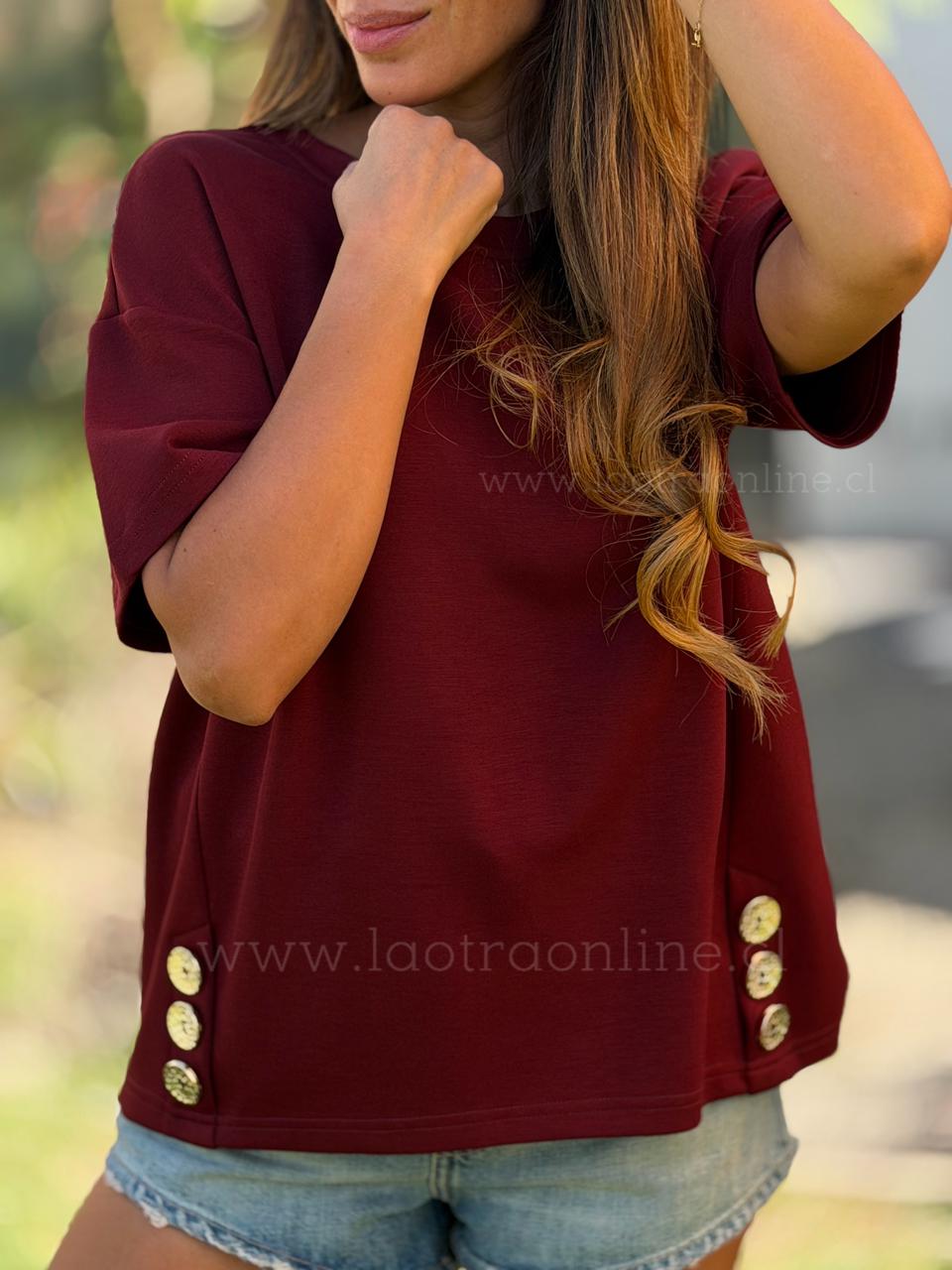 Polera botones dorados cherry