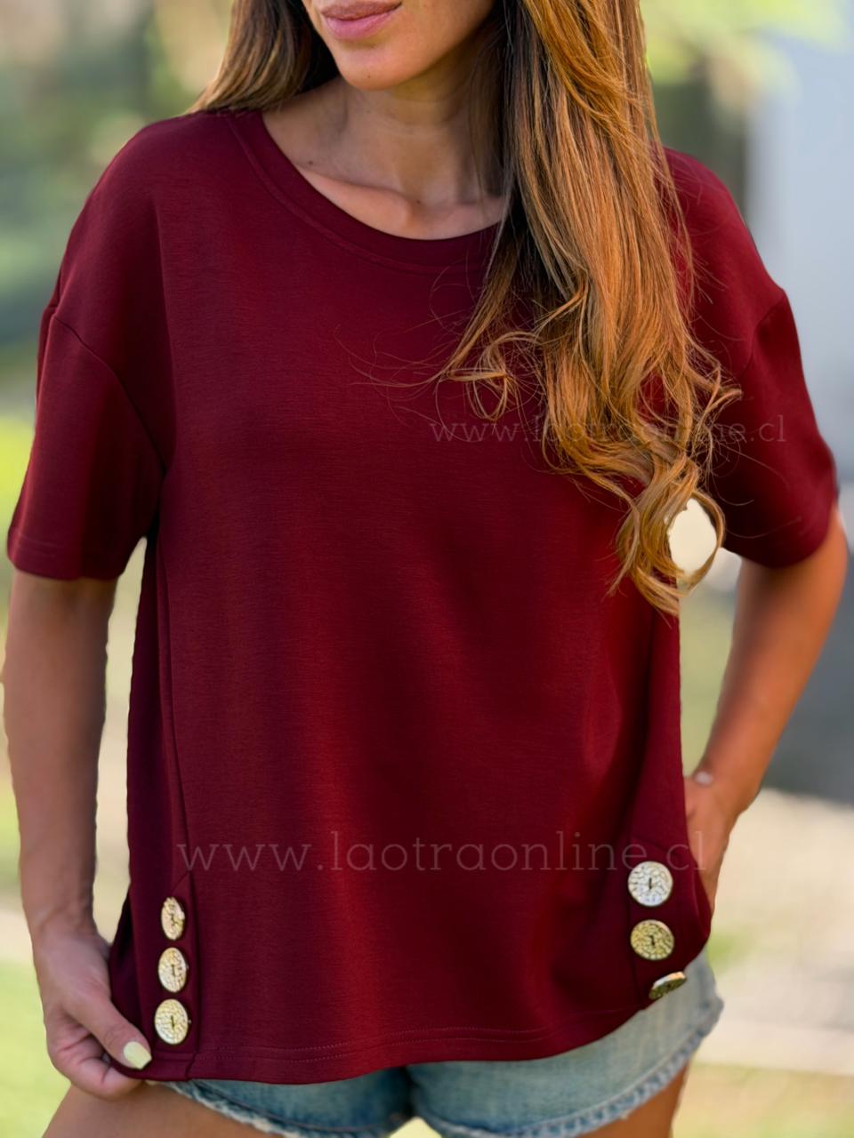 Polera botones dorados cherry