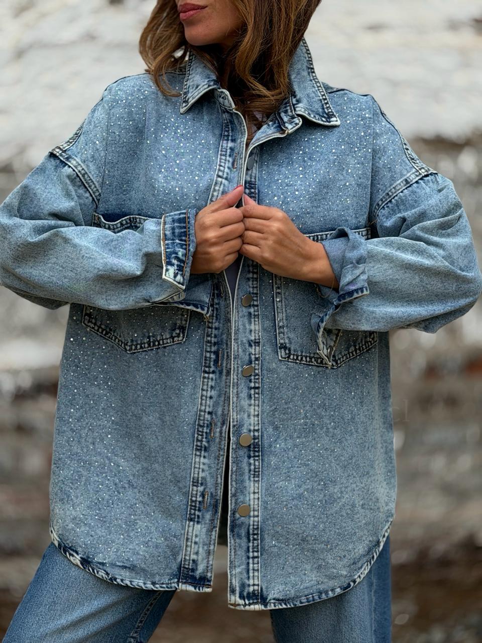 Chaqueta/sobre camisa jeans tachas celeste