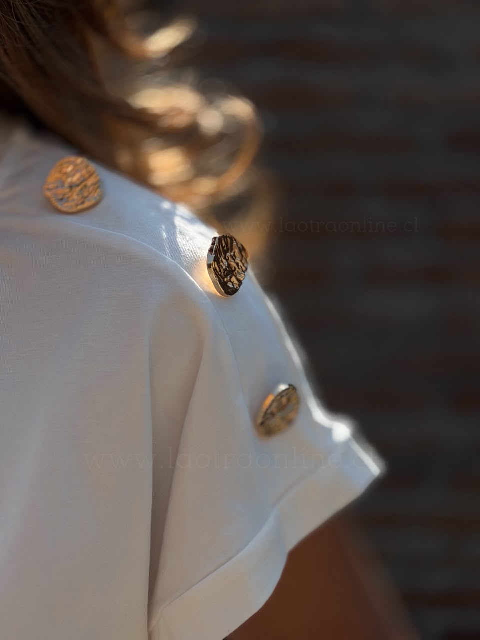 Polera botón hombro blanco