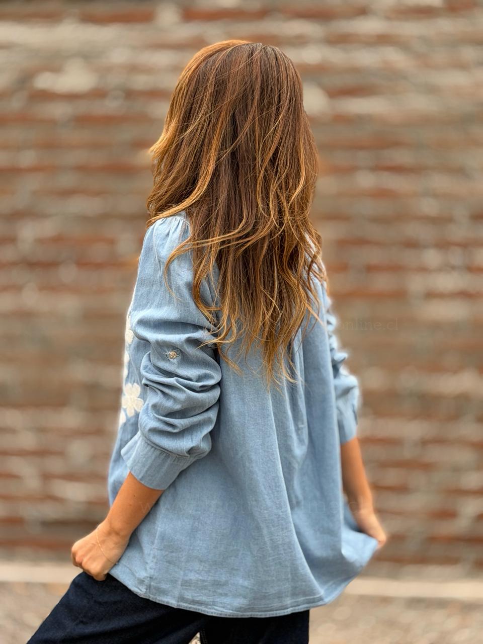 Blusa Flor bordada celeste
