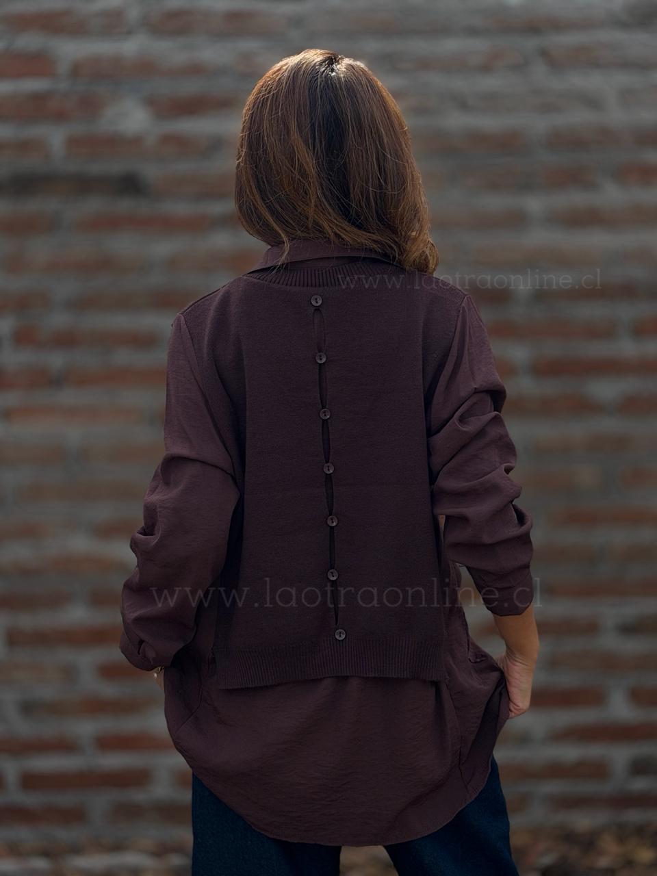 Sweater con blusa mentirosa marrón
