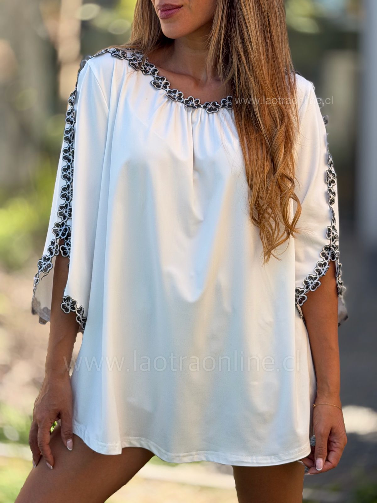 Polera Flor bordada blanco