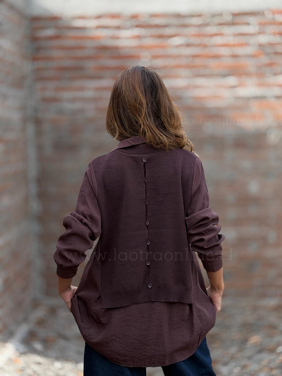 Sweater con blusa mentirosa marrón