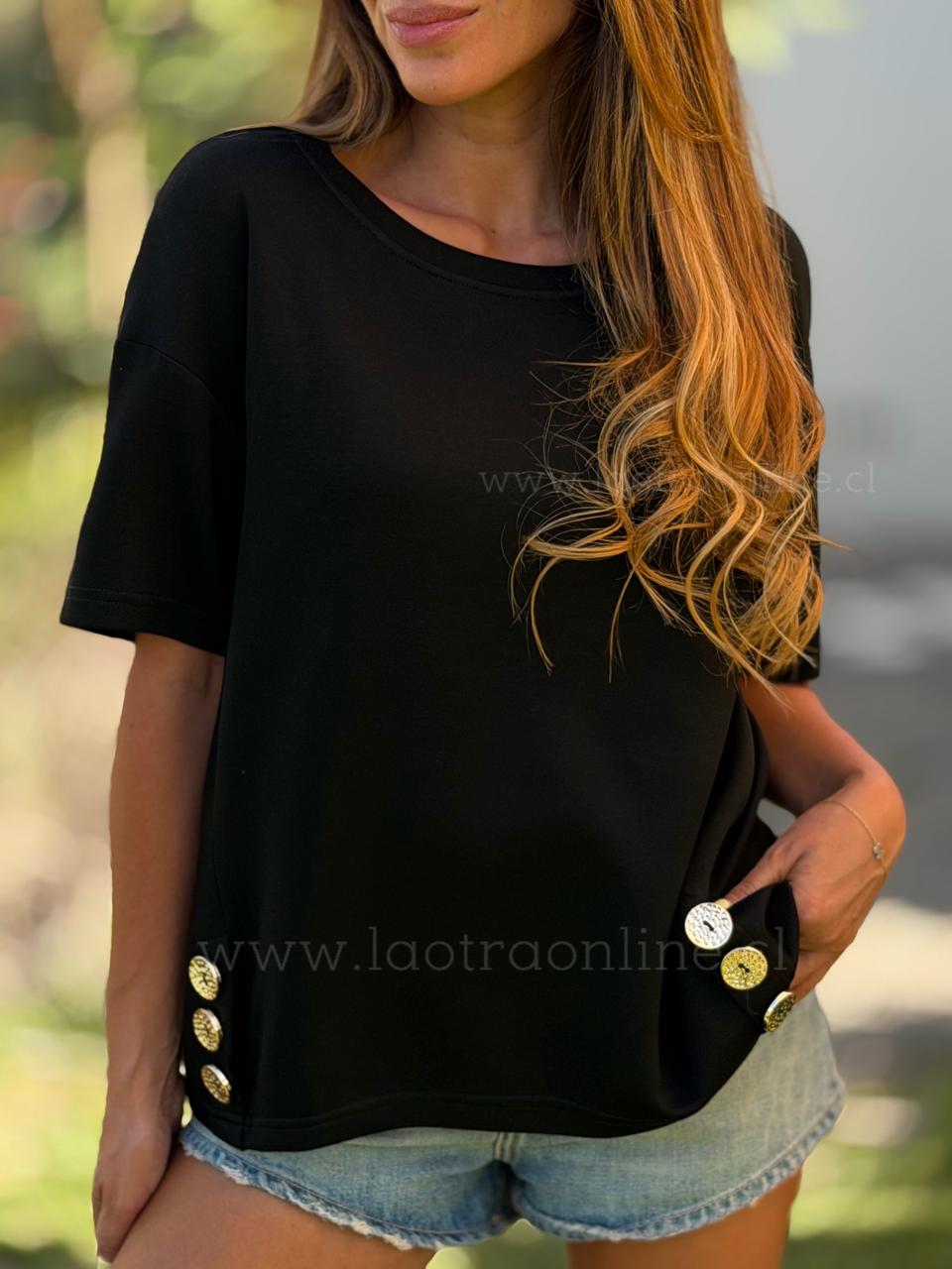 Polera botones dorados negro