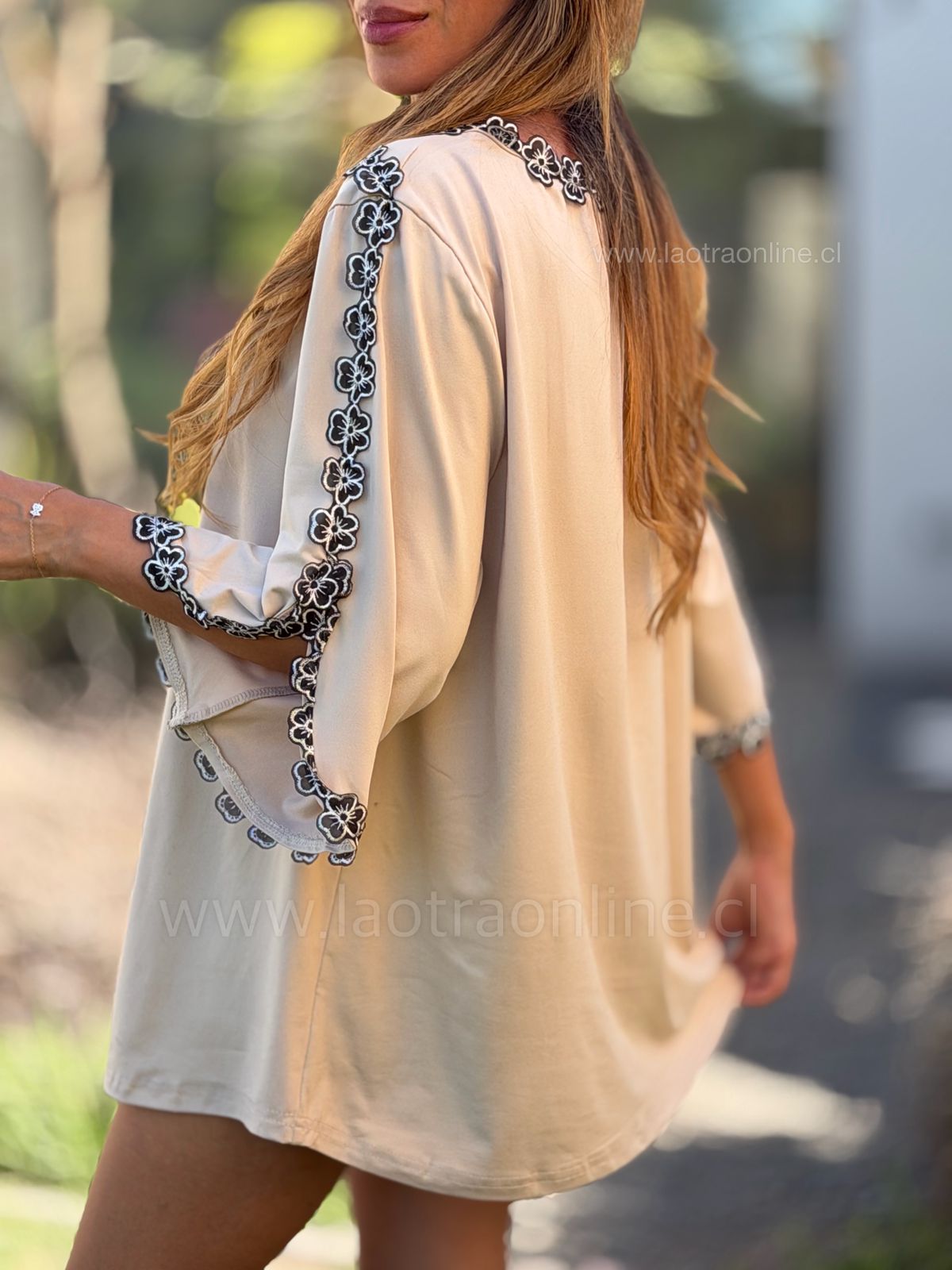 Polera Flor bordada beige