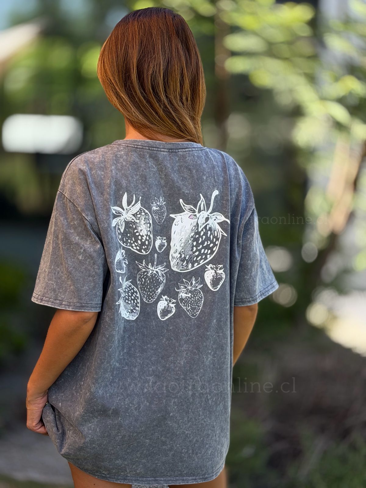 Polera Strawberries gris