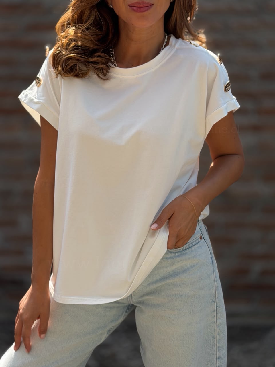 Polera botón hombro blanco