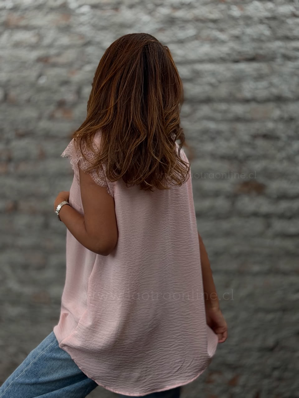 Polera hombro encaje rosa