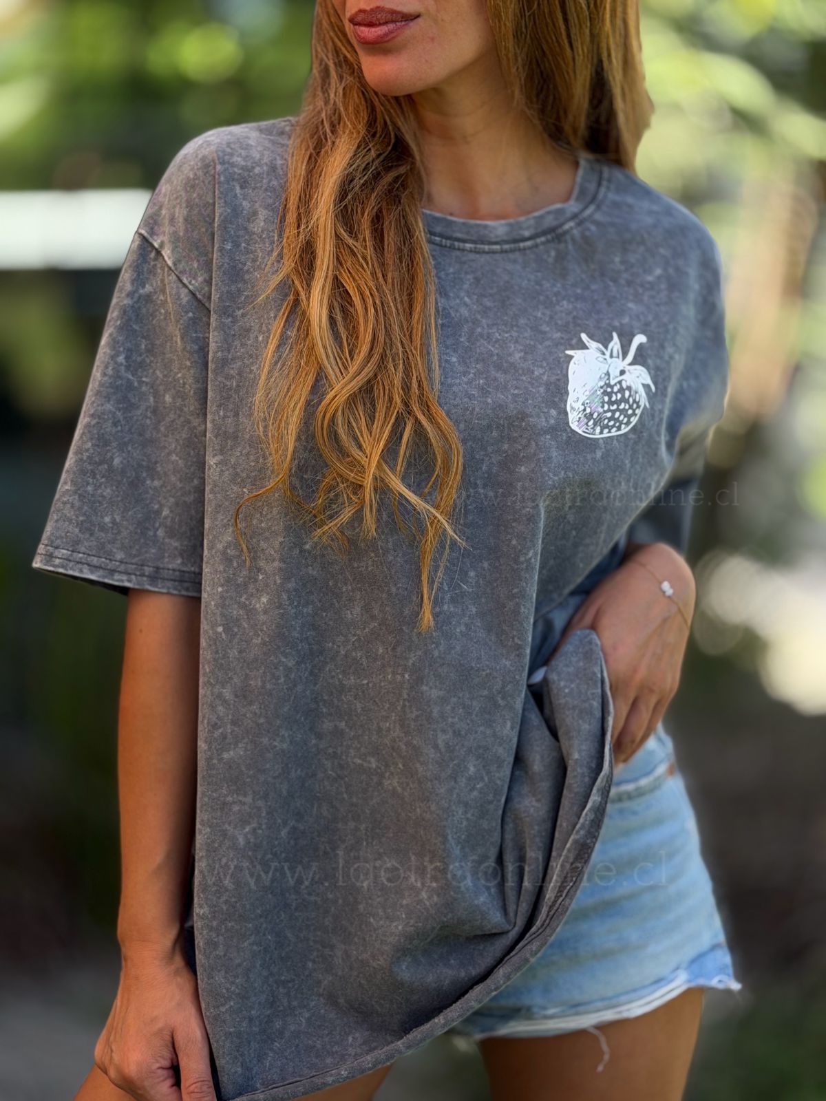 Polera Strawberries gris