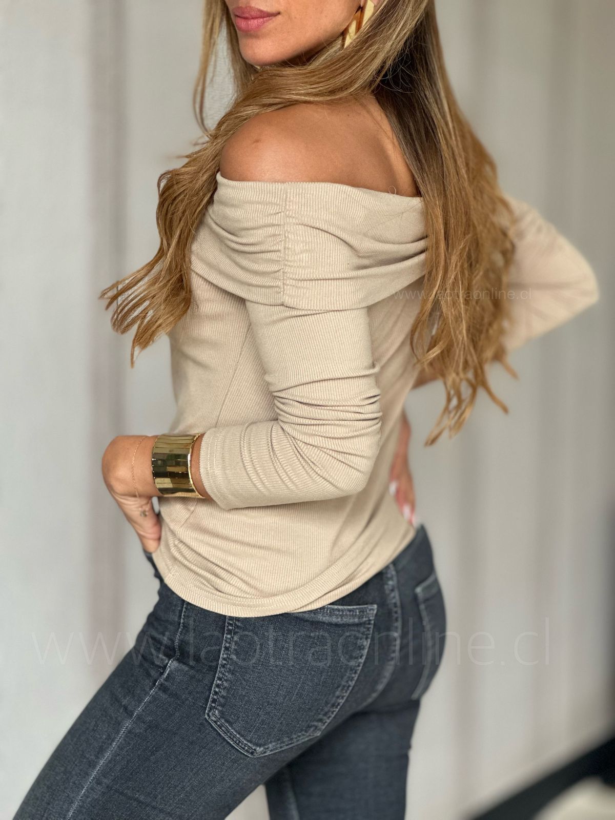 Polera cuello coqueto camel