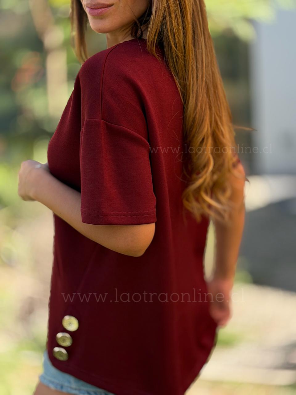 Polera botones dorados cherry