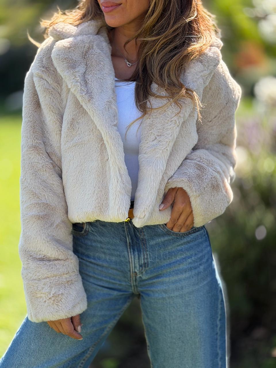 Abrigo piel corto beige/gris