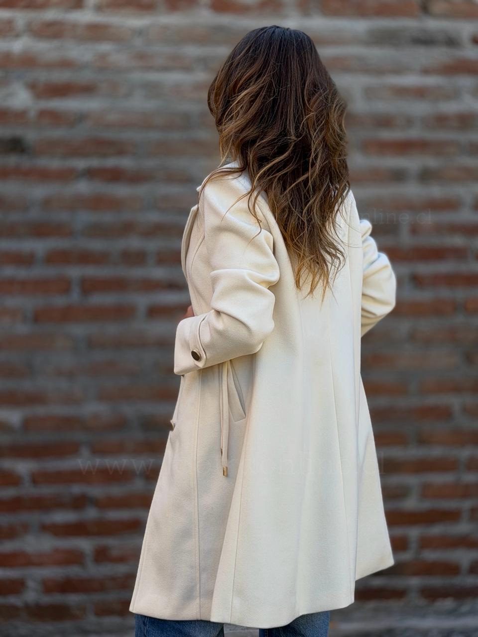 Abrigo Reina Isabel crema