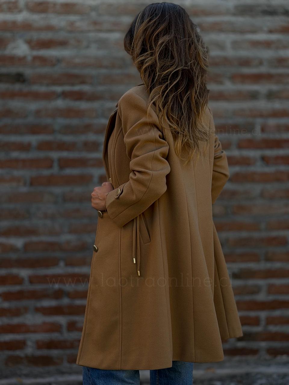 Abrigo Reina Isabel camel