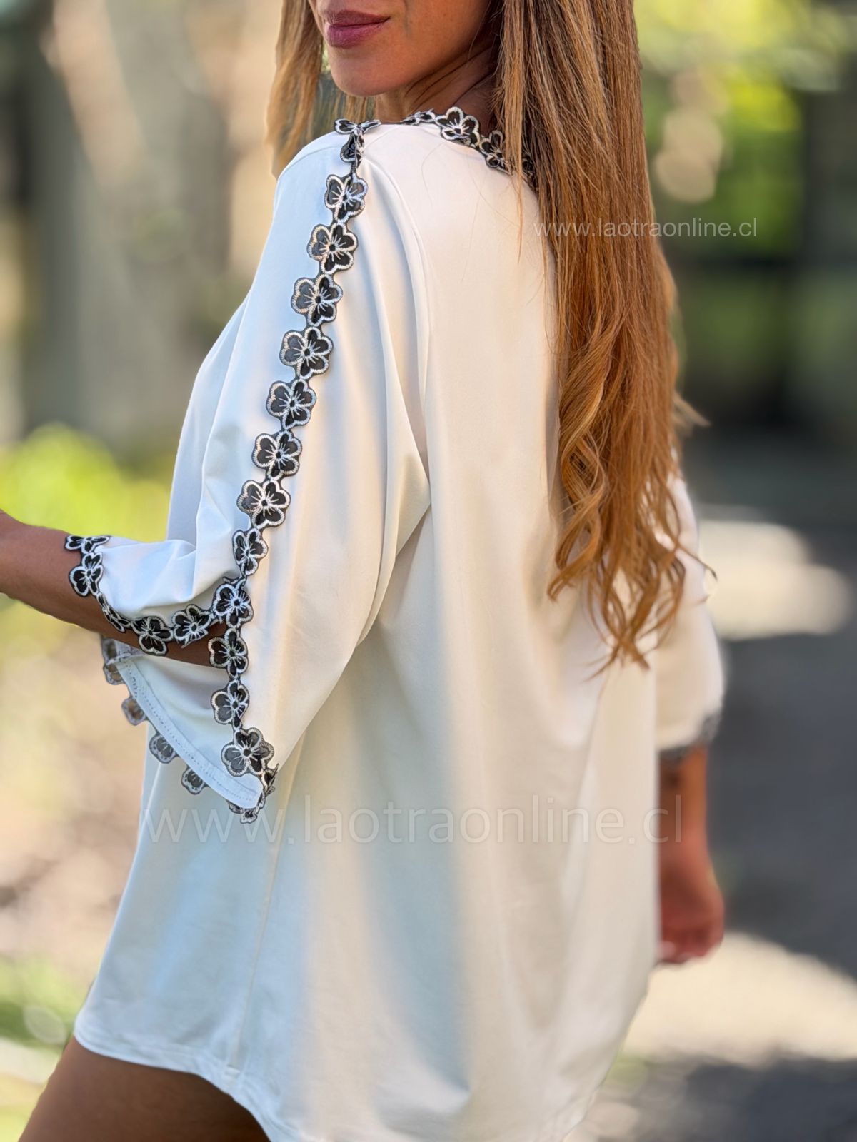 Polera Flor bordada blanco