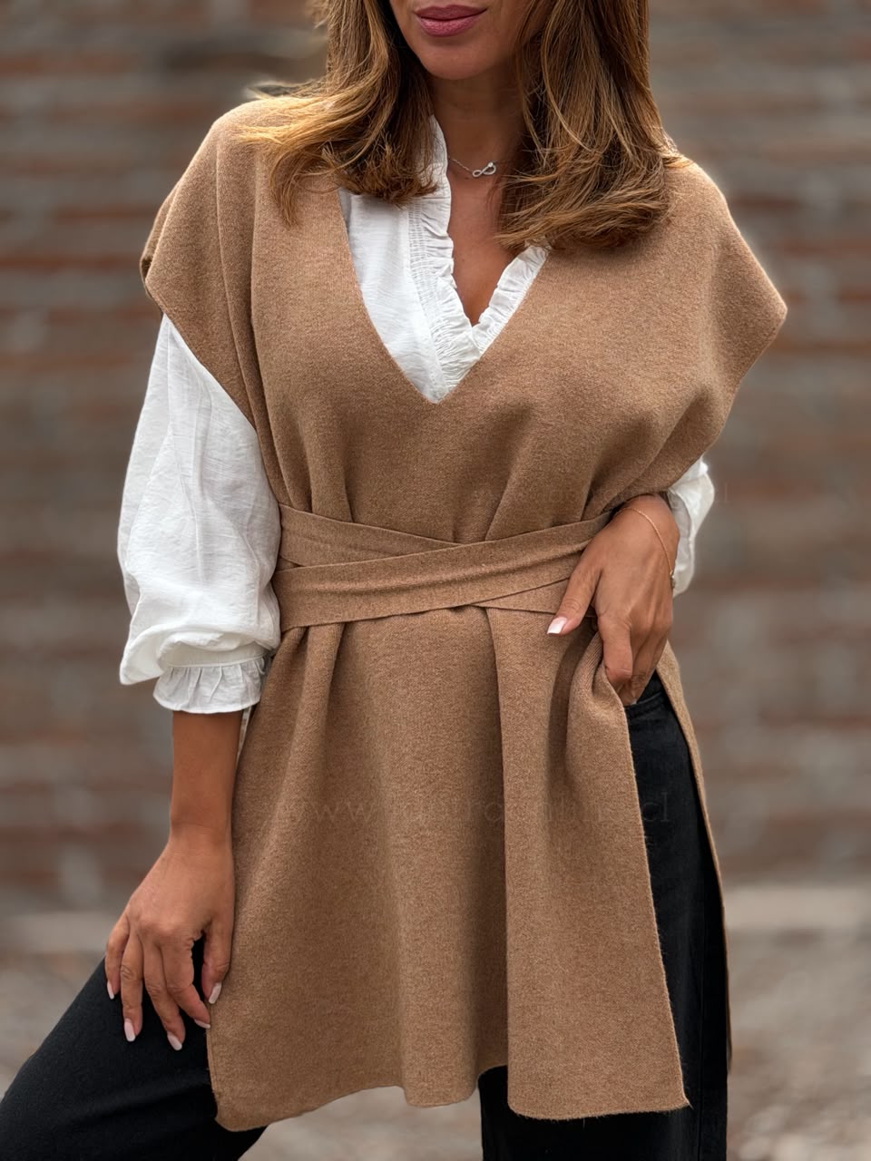 Sweater/capa cuello V camel