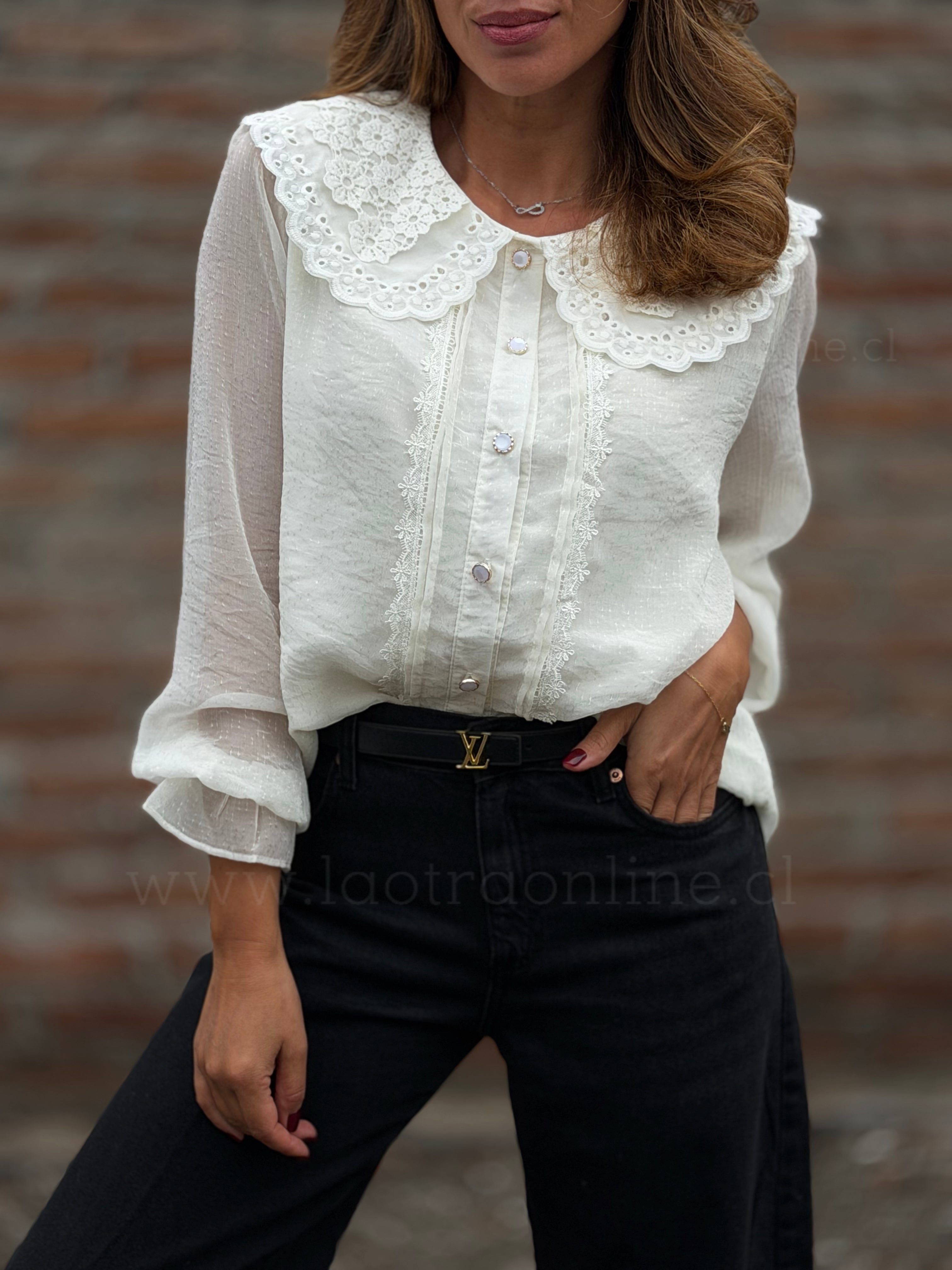 Blusa cuello macramé