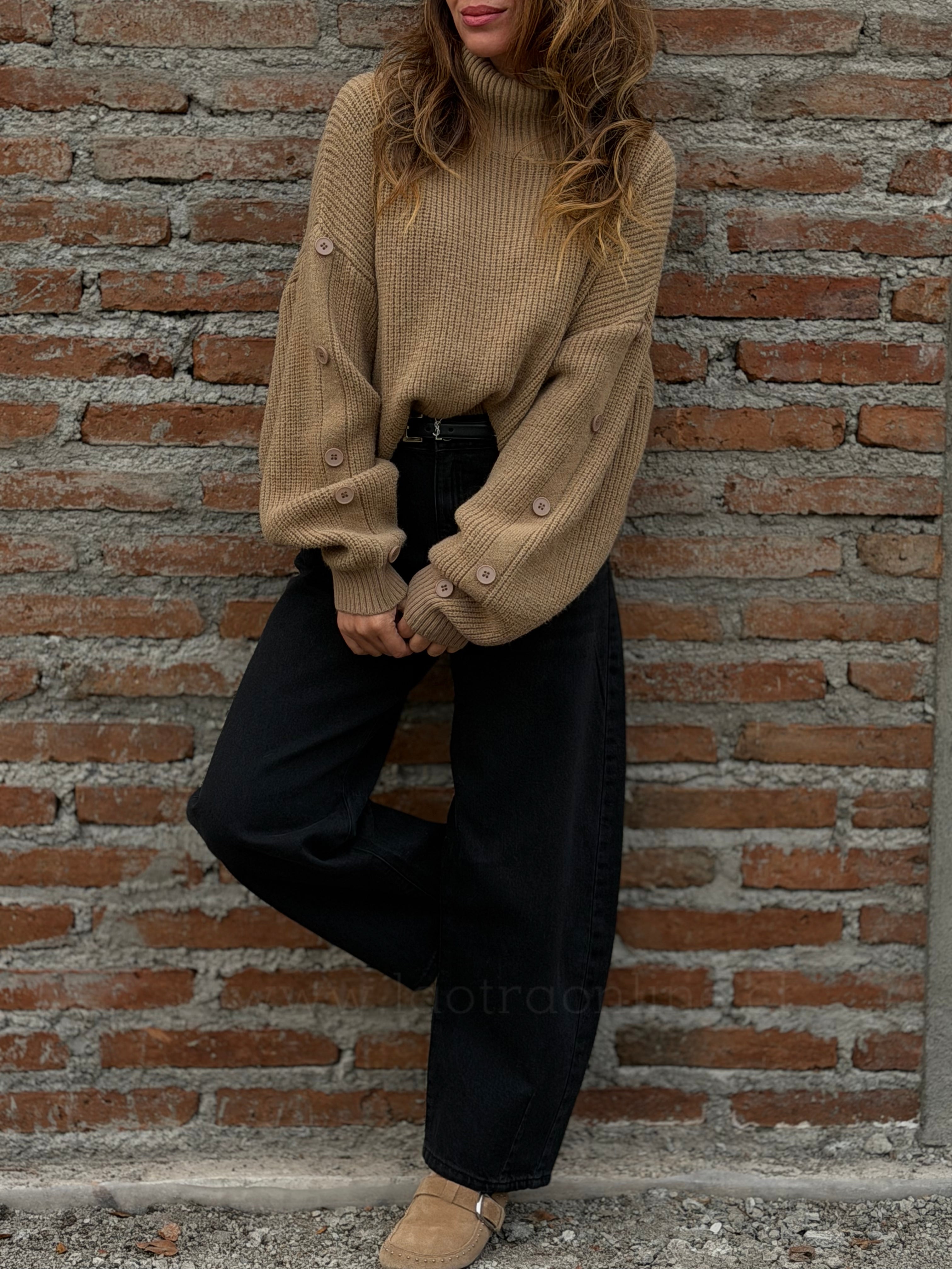 Sweater manga botón camel