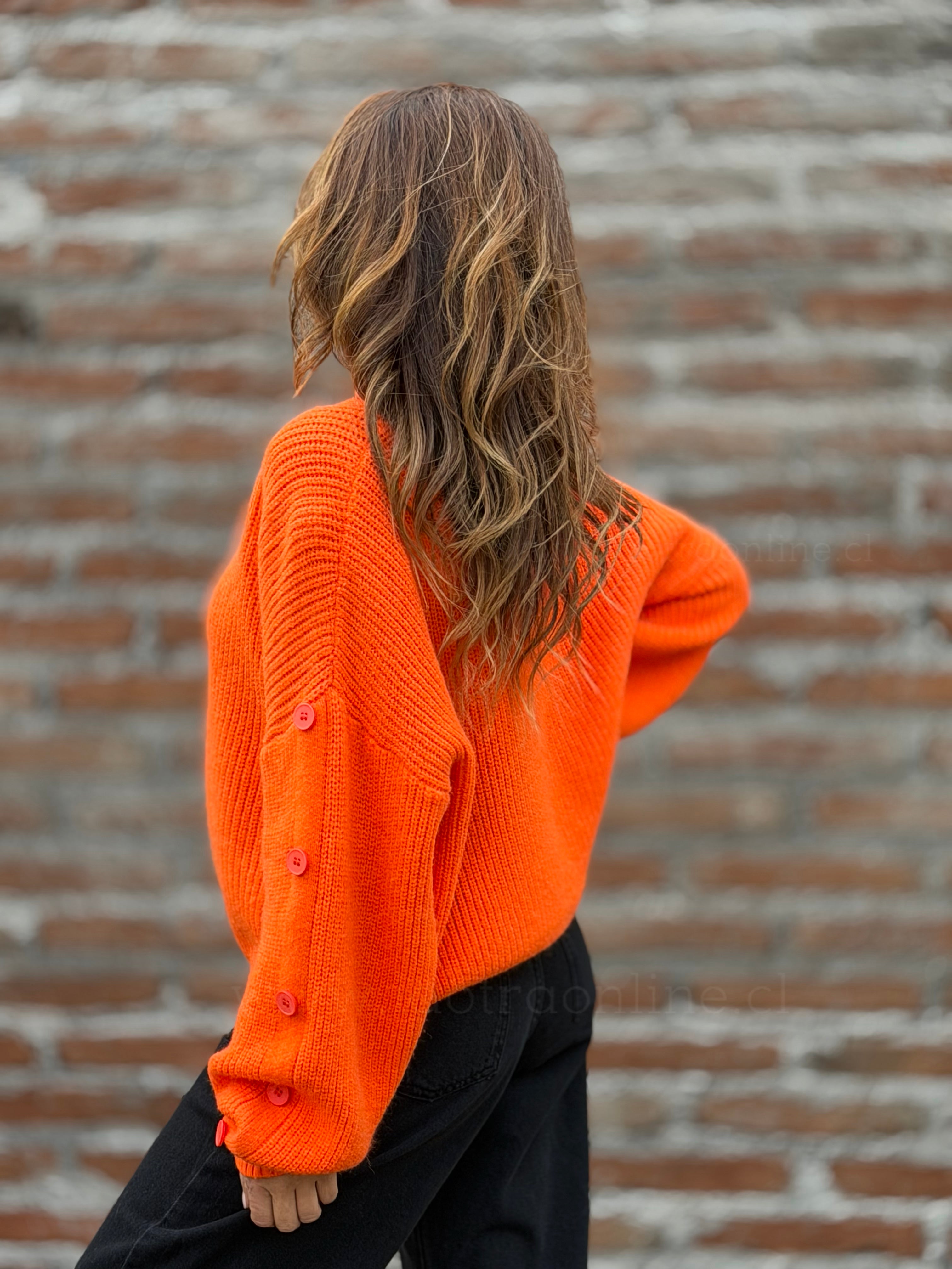 Sweater manga botón naranja
