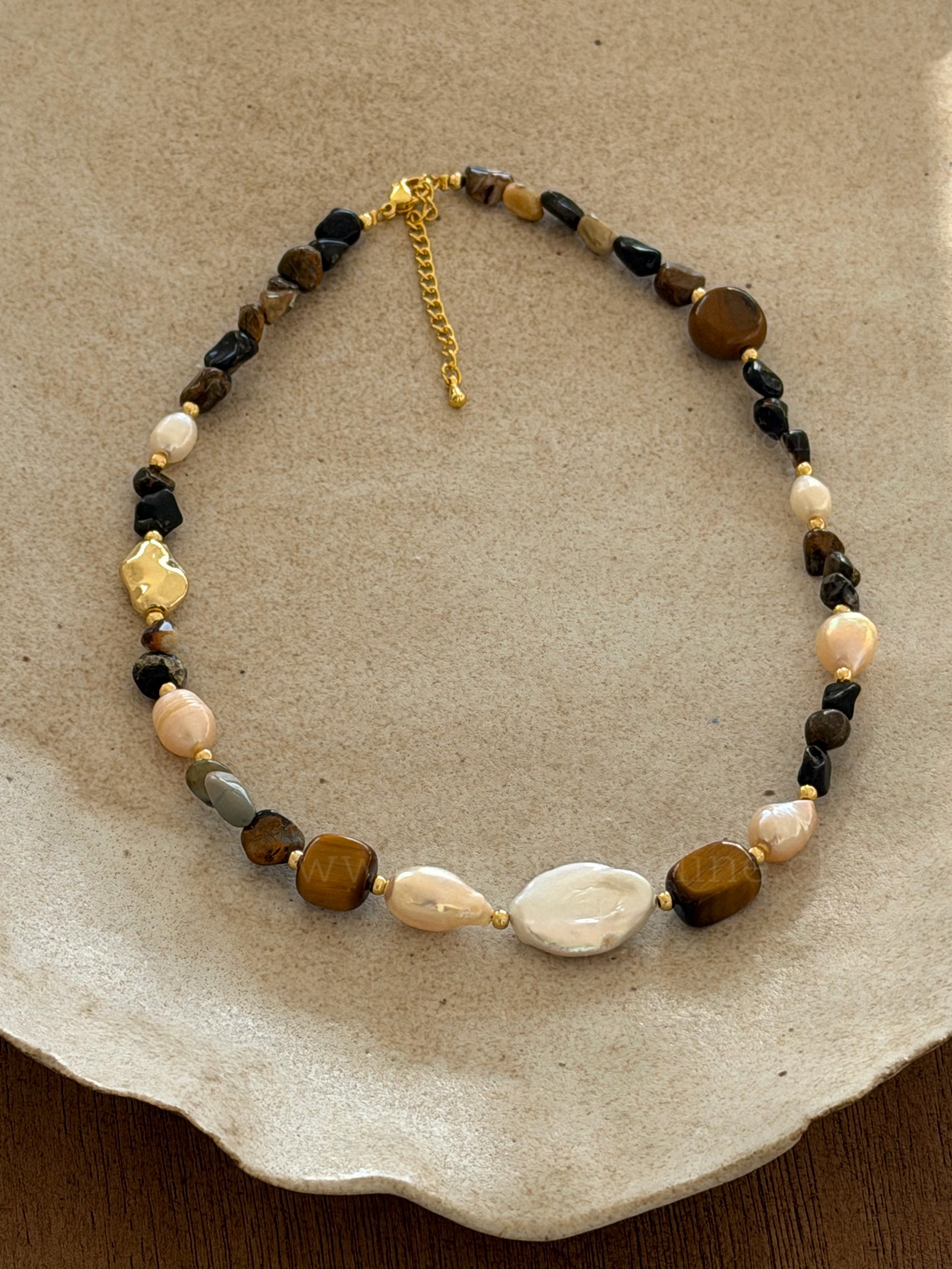 Collar perla de río y piedras naturales