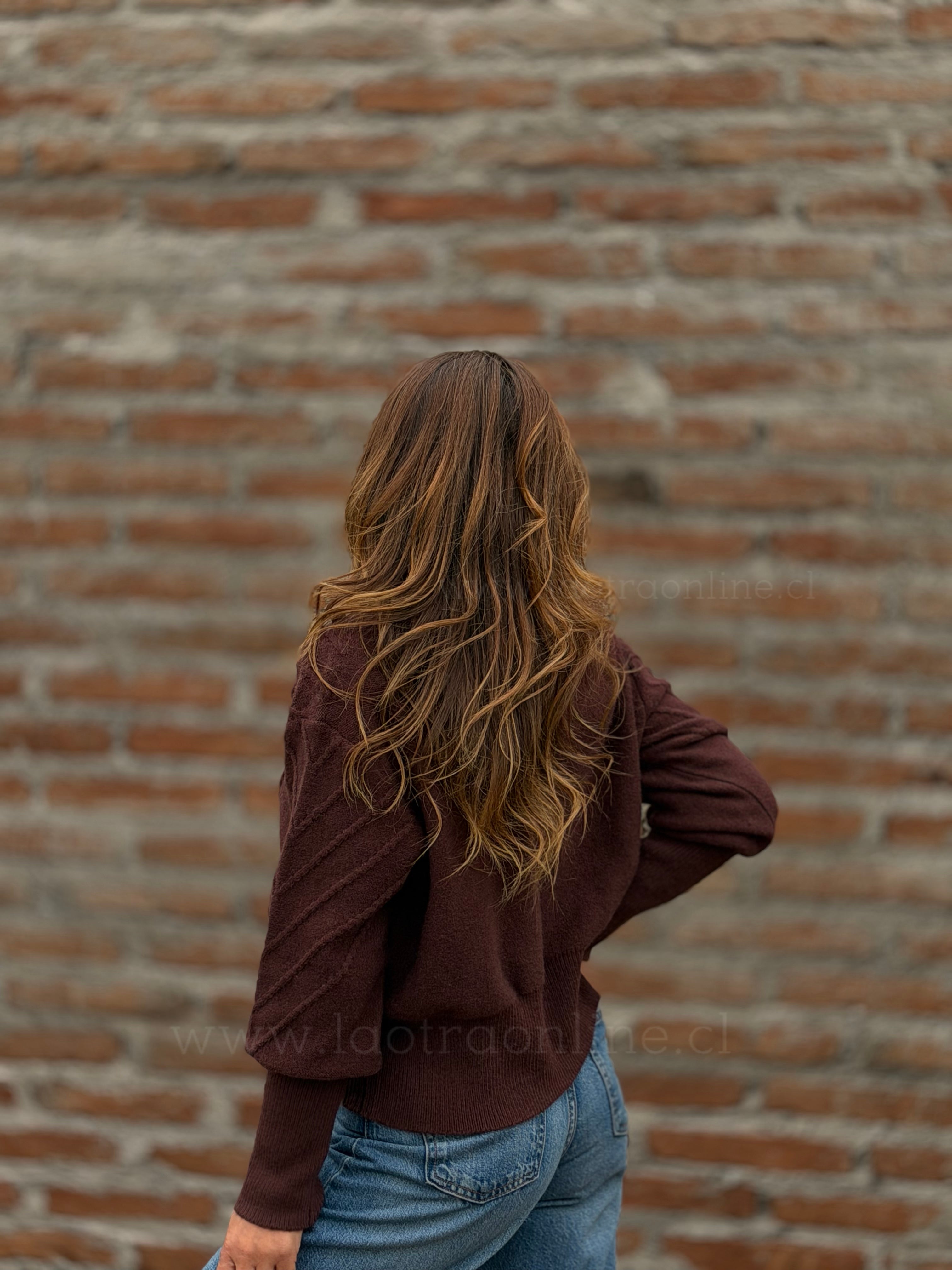 Sweater pompón marrón