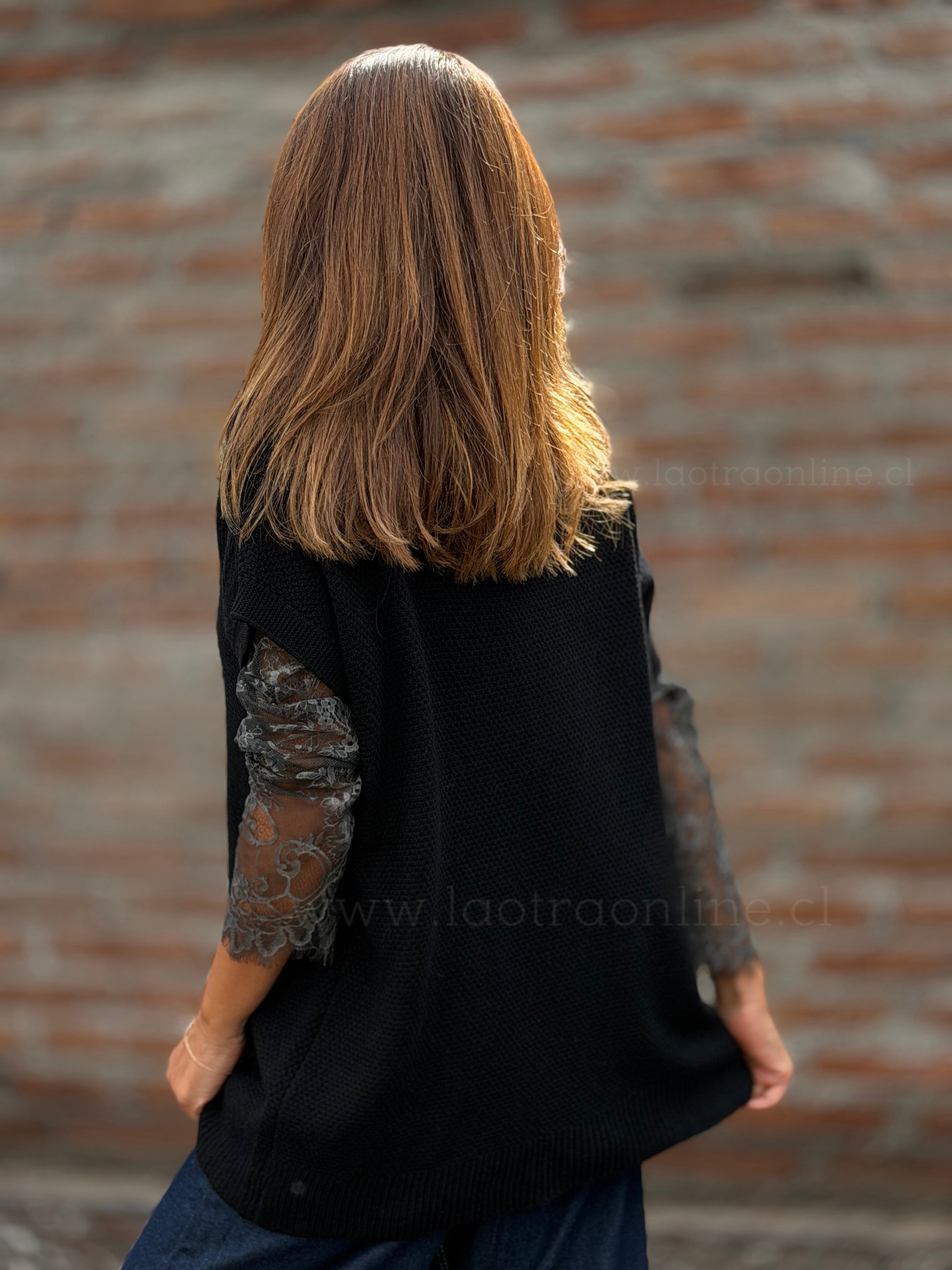 Sweater sin mangas flor negro