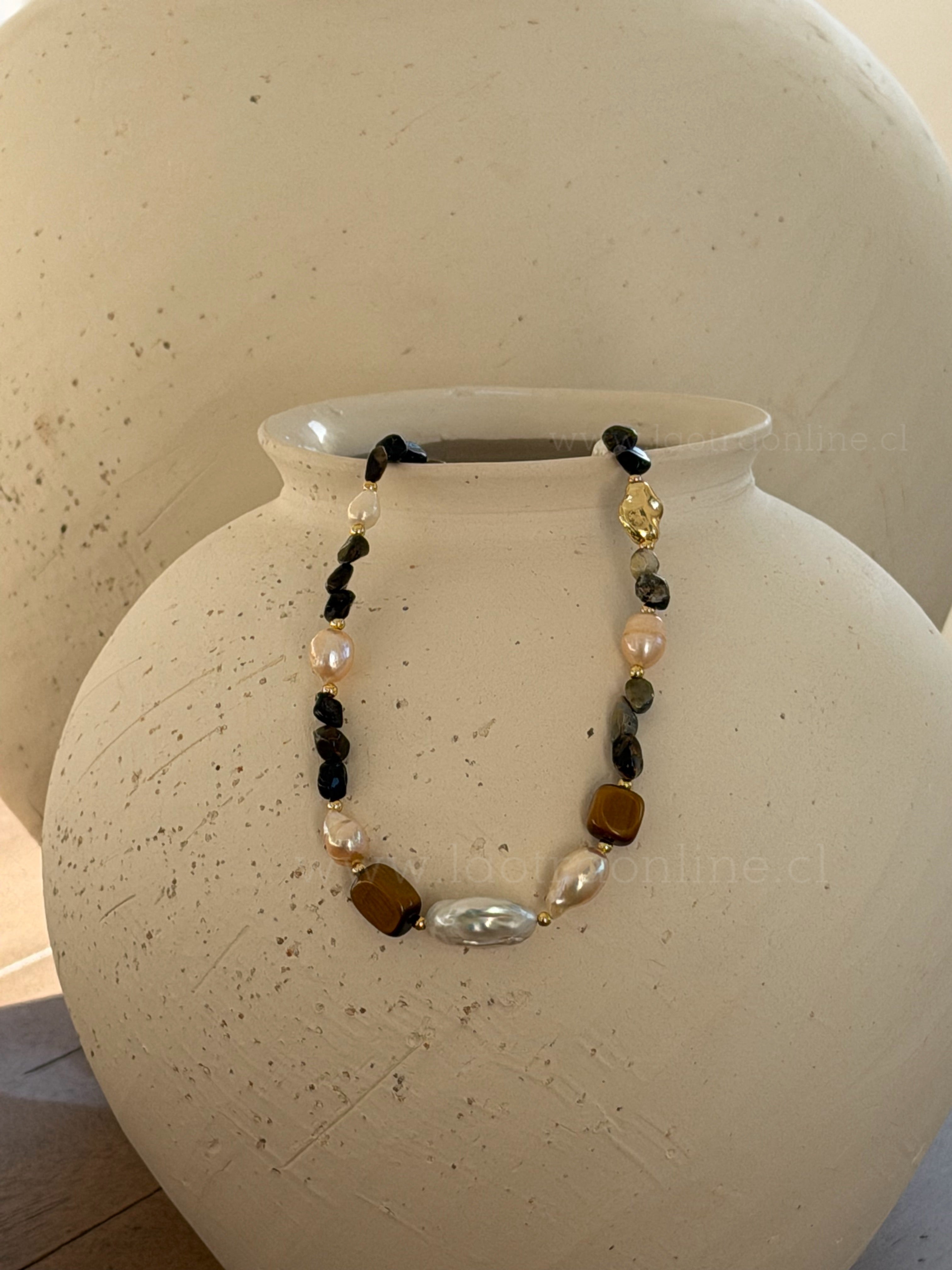 Collar perla de río y piedras naturales