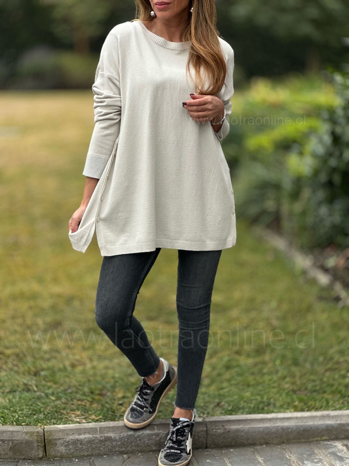 Sweater boton costado arena
