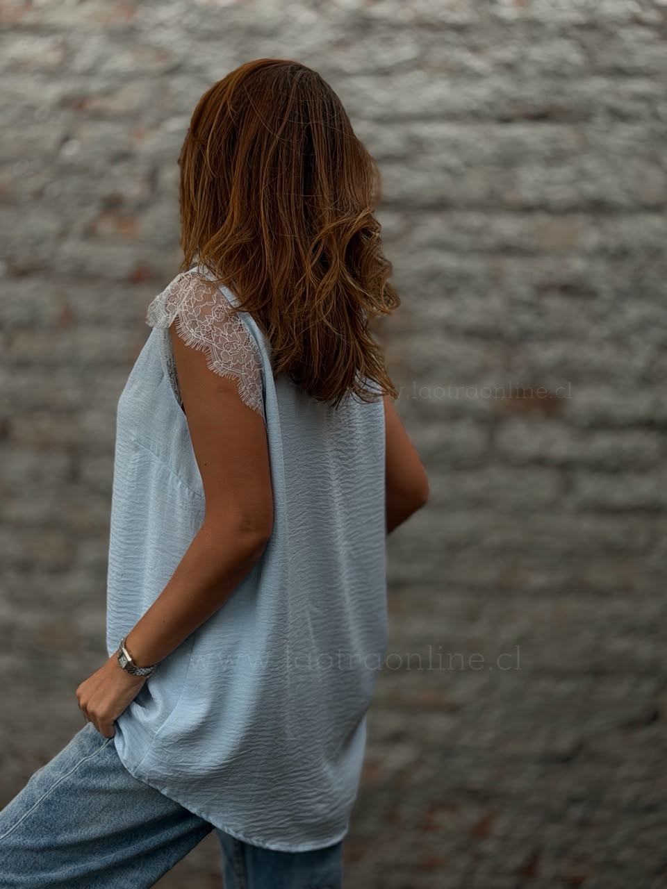 Polera hombro encaje celeste