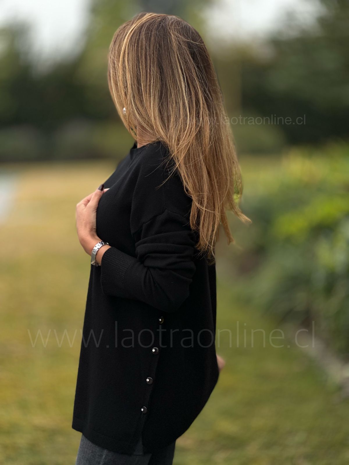 Sweater boton costado negro