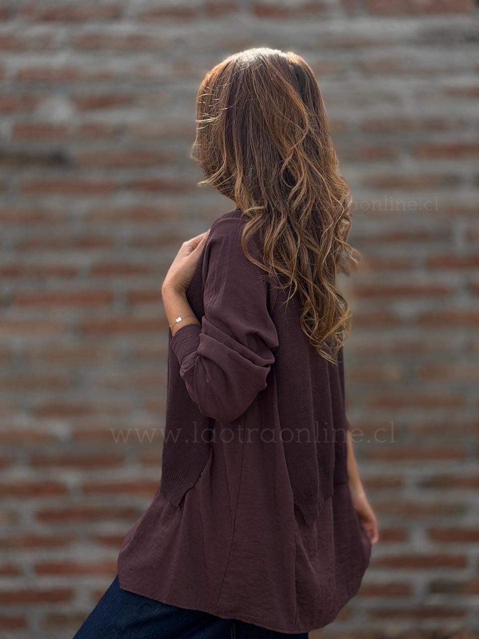 Sweater con blusa mentirosa marrón