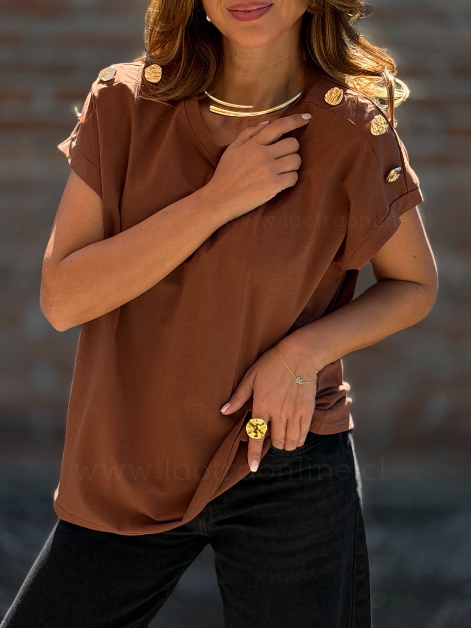 Polera botón hombro marrón