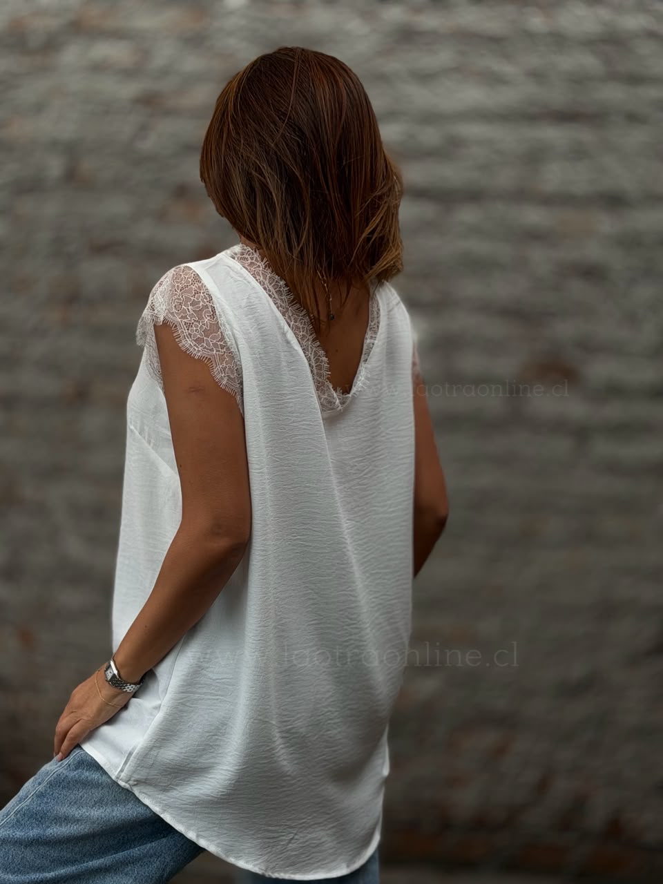 Polera hombro encaje blanco