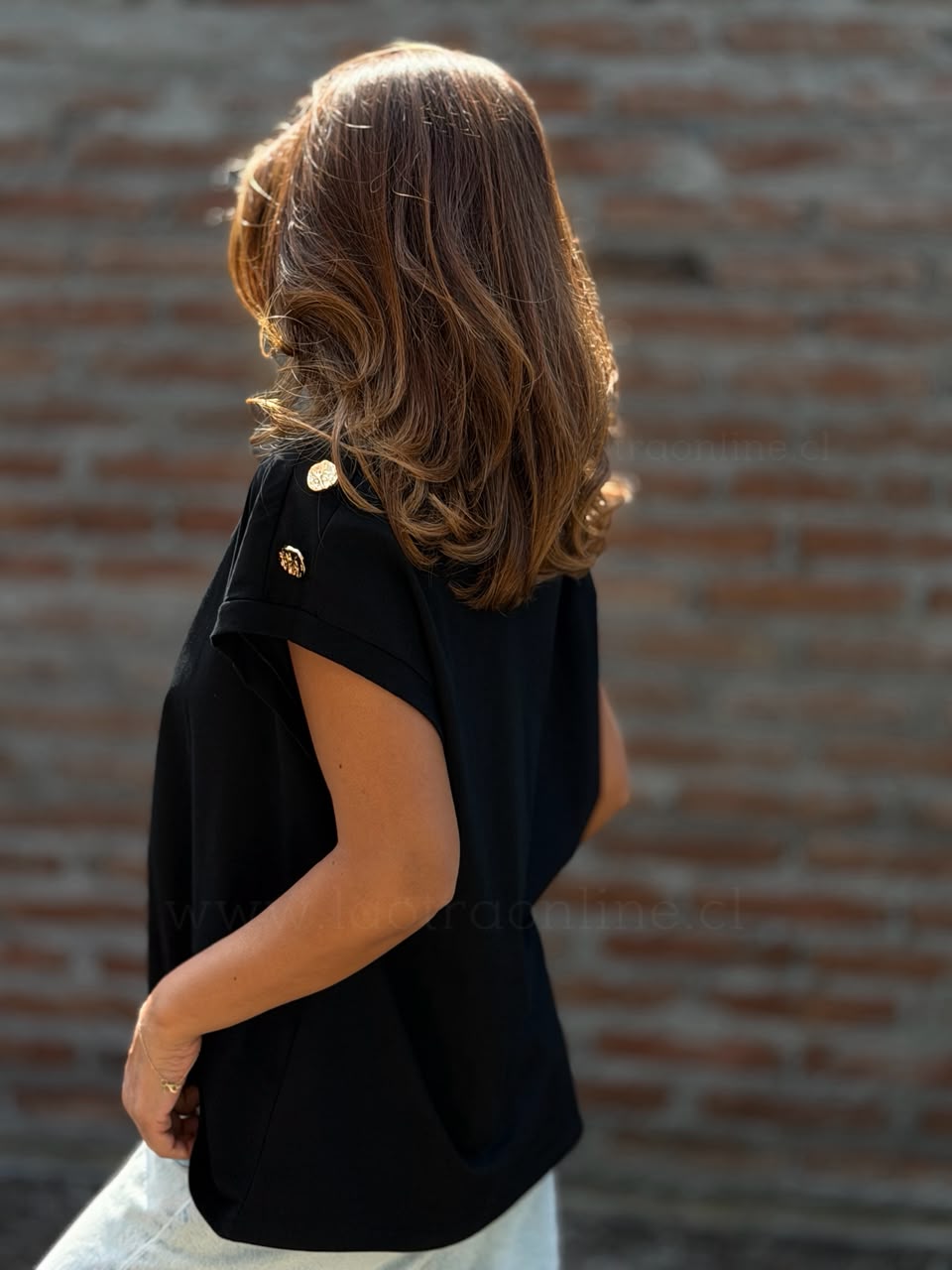 Polera botón hombro negro