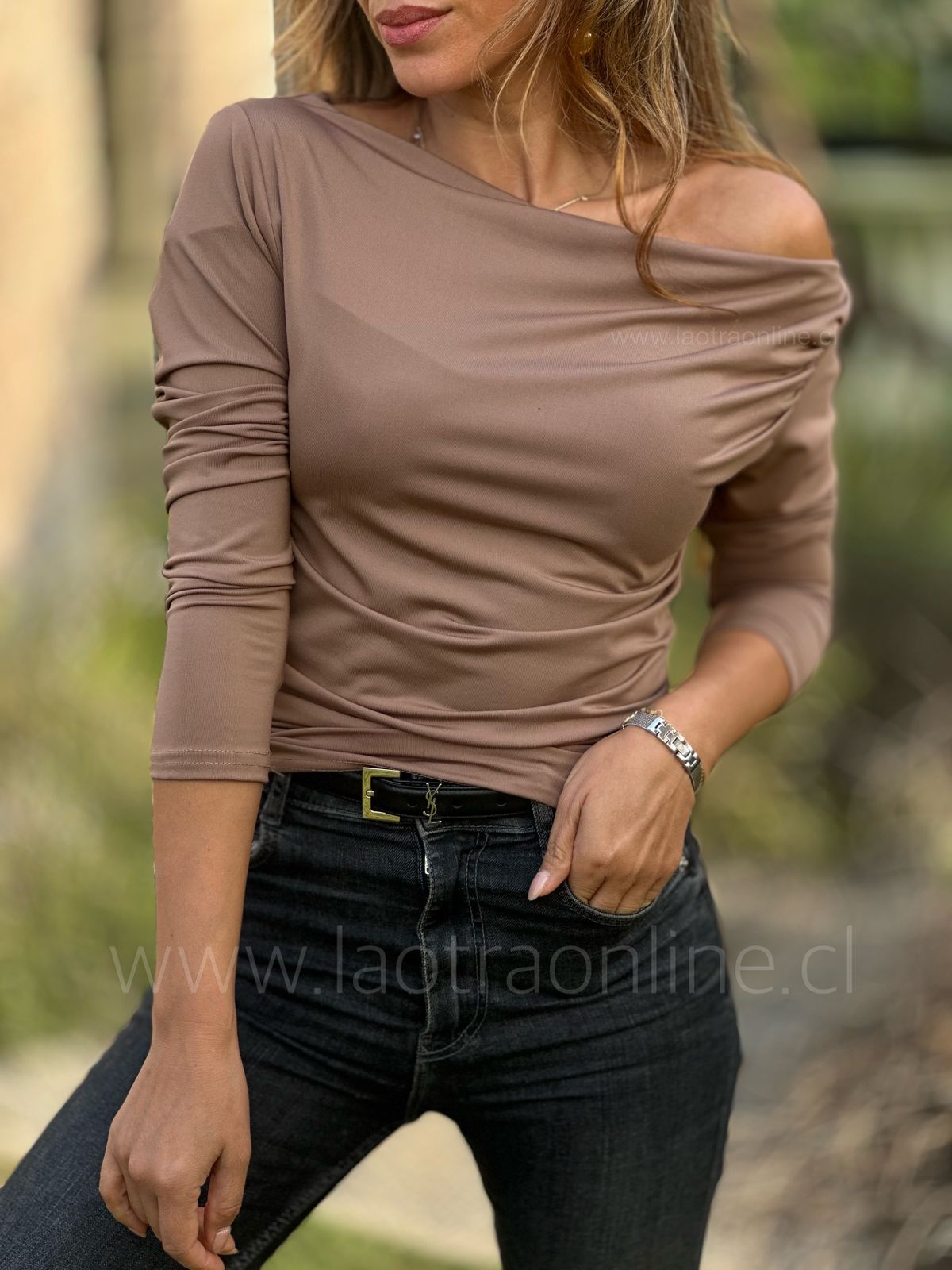 Polera hombro coqueto choco