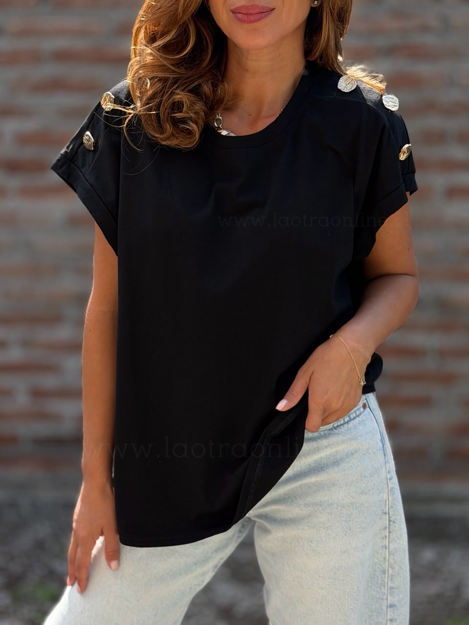 Polera botón hombro negro