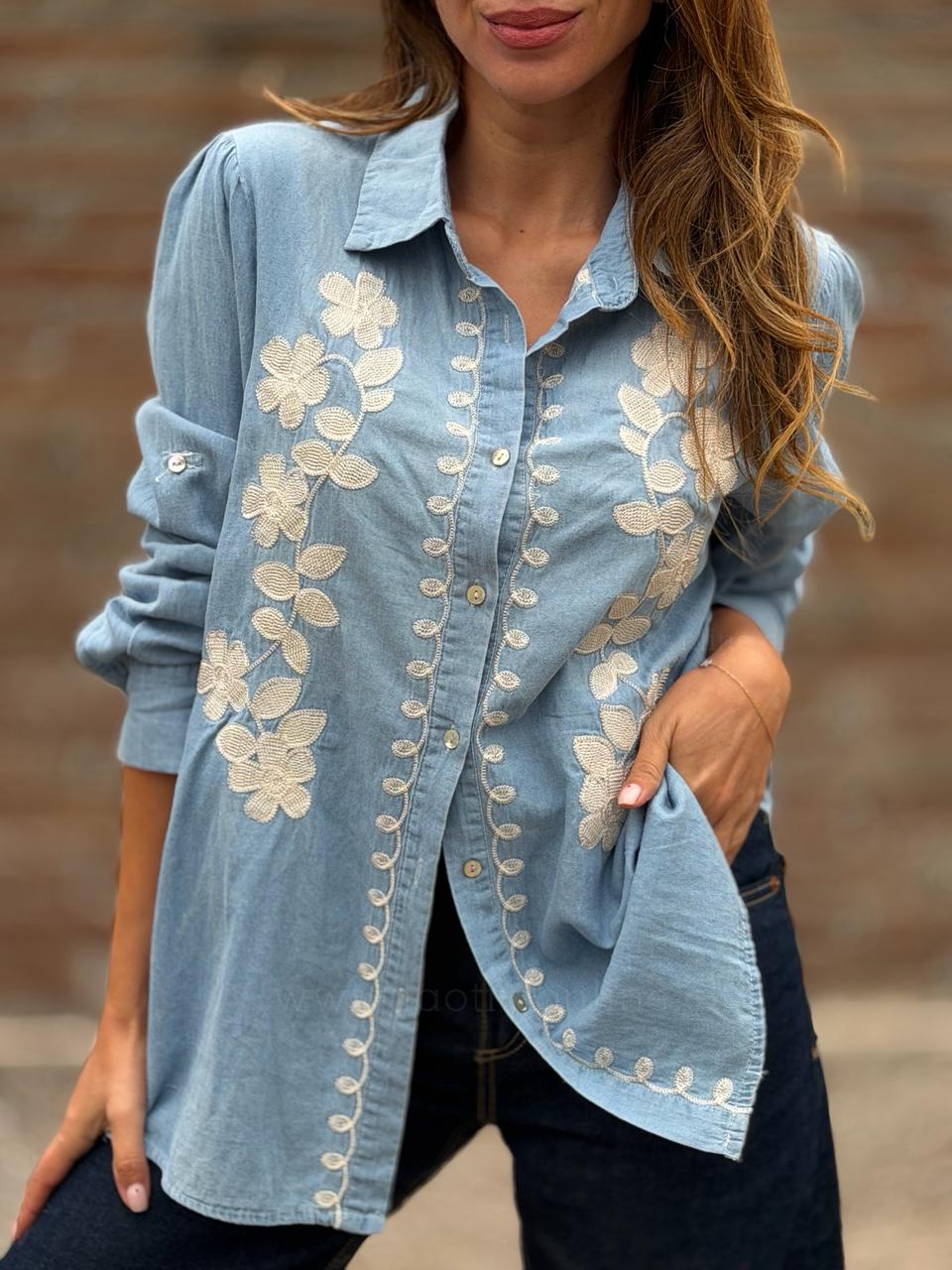 Blusa Flor bordada celeste