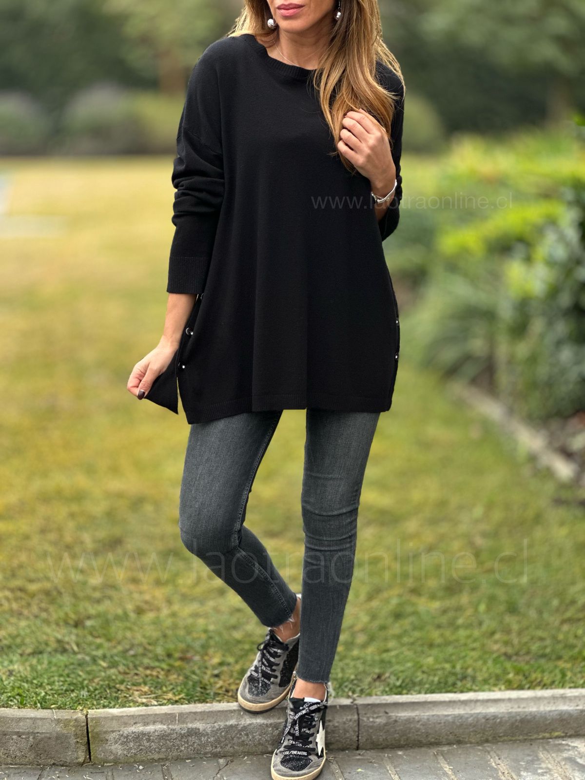 Sweater boton costado negro