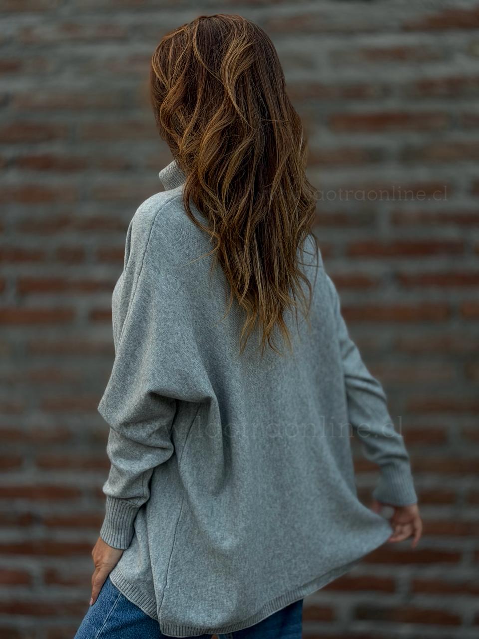 Sweater cuello alto hilo plata gris claro