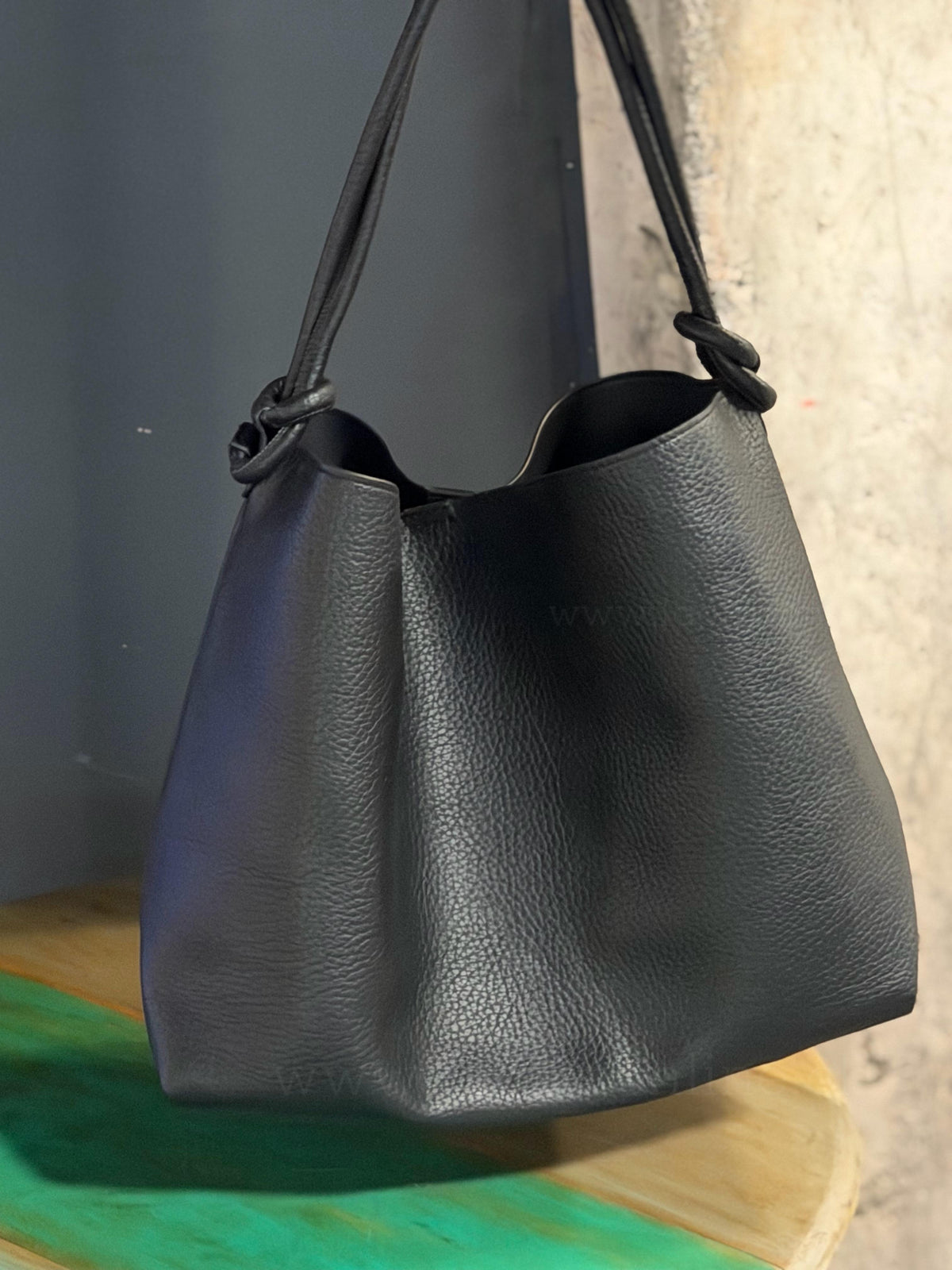 Tote Europeo negro